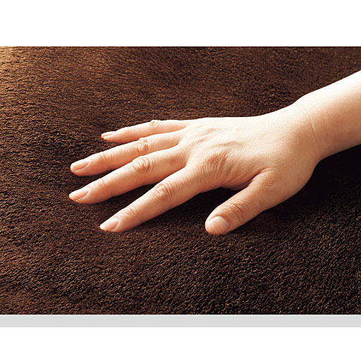 毛布にも使われるボア生地は、艶のある起毛感でなめらかな肌ざわり。