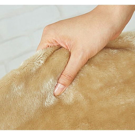 やわらかな起毛感で肌ざわりのよい、毛布に使われる肉厚のボア生地を使用。