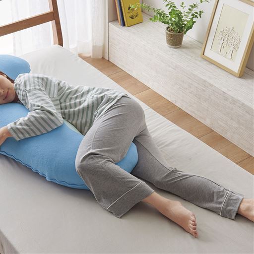 ブルー B (ビッグタイプ) ※モデルの身長は157cmです。<br>寝姿勢と抱き心地で選んでリラックスできる、癒しの抱き枕です。