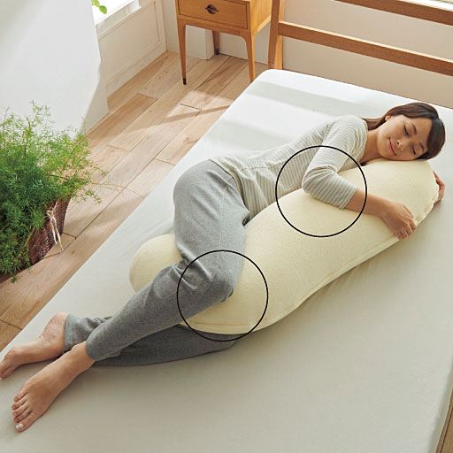 頭と脚が乗せやすい独特のフォルムで、身体全体をしっかりホールド。寝返りを打つたび柔軟に変形し、安定した寝姿勢をキープ。