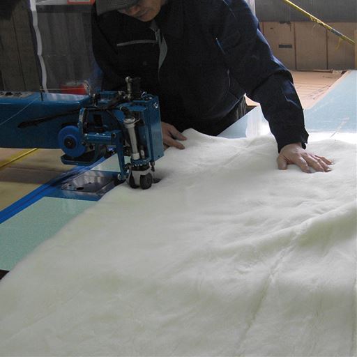 創業50年以上の老舗毛布メーカーが編立、プリント染色・縫製を泉大津で生産。熟練の職人が毛布の肌ざわりを確認しながら、丁寧に作っています。
