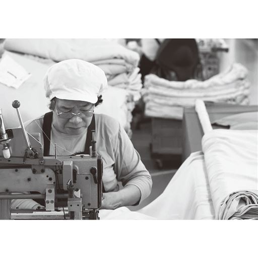 高い技術を誇る生地・染色・縫製メーカーが集い製作した、すべてが日本製のカーテン。オーダーカーテンを織る高度な機械を駆使し、国内のセシール指定工場で仕上げています。