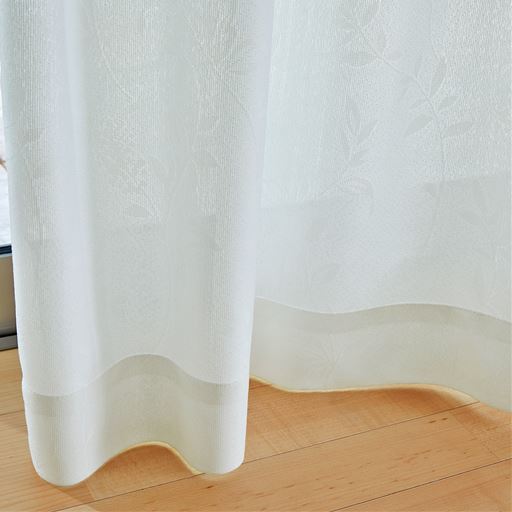 ホワイト<br>さりげないリーフ柄で柄物のカーテンとも相性バッチリ。