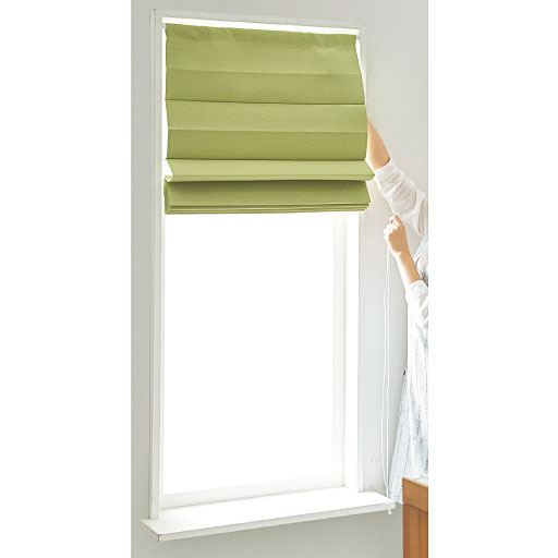 グリーン(幅58×丈150cm)<br>縦長の窓もすっきりした印象に。