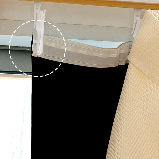 今使用しているカーテンのフックをランナーの太いヒモ部分に引っ掛けた状態。<br>※分かりやすいようにカーテンを外した状態で撮影しています。