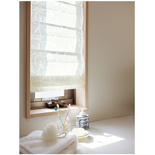 アイボリー(幅35×丈110cm)<br>付属のつっぱりポールを通して窓枠に取り付けられる小窓用シェードです。