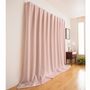 「窓を包む」新発想! 横から侵入する冷気を抑えて室温をキープできるカーテンです。<br>※写真のカーテンは幅110×丈220cmを使用。通常のカーテンより幅10cm、丈20cm長めです。