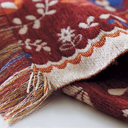 ジャカード織りで伝統的な花や植物モチーフを表現。色落ちしにくく、使い込むと味わいが増します。