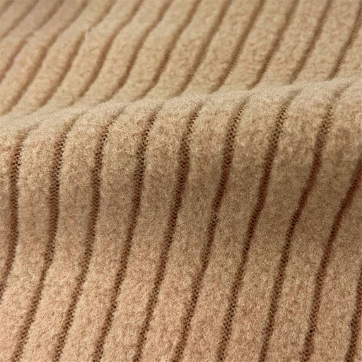 ベージュ<br>表側(フリース)面生地拡大<br>軽くてあたたか、頬ずりした<br>くなるようなやさしい肌触り。