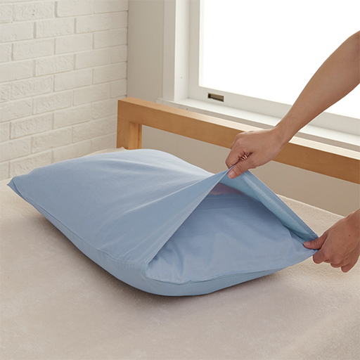 枕カバーは端まできちんと覆えるかぶせ式。ファスナーが顔に当たることがないので、心地よく眠れます。