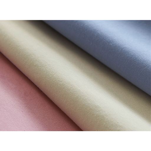 ハリのある光沢感が魅力の綿100%ツイル生地を使用。シワになりにくく耐久性も高いのが特長です。