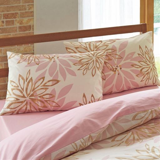 A (ダリア柄/ピンク)<br>肌ざわりの良い綿100%生地を使用した枕カバーです。