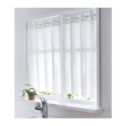 ホワイト(幅140×丈70cm)<br>キッチンの小窓や階段・洗面所の窓などにおすすめ。