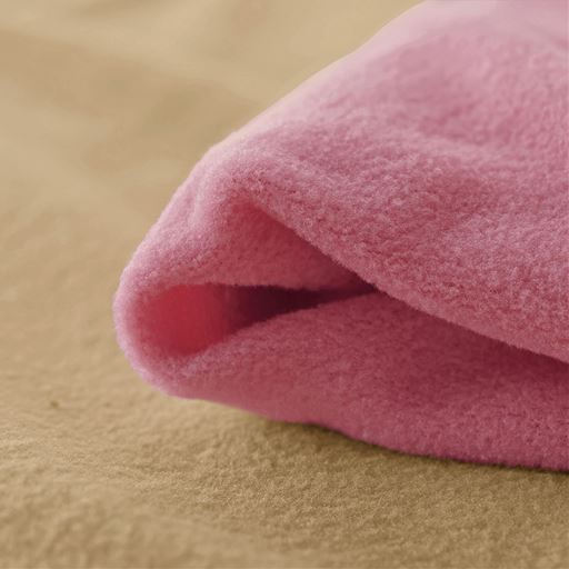 起毛したマイクロフリースが空気をたっぷり抱え込み、しっかりとしたあたたかさで体を包んでくれます。