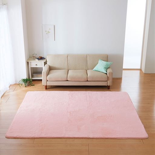 ピンク(横250×縦200cm)<br>サッと敷くだけでお部屋がフェミニンな雰囲気に早変わり。