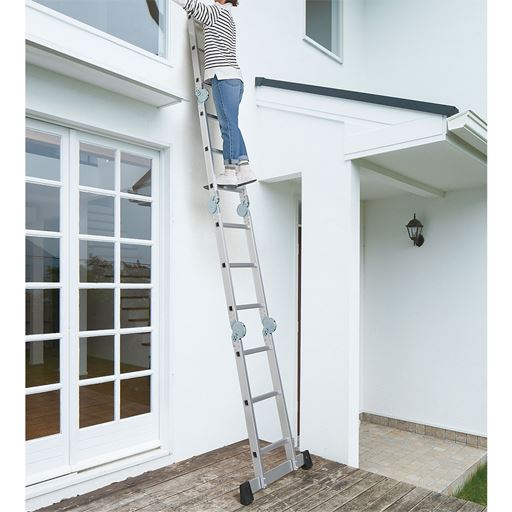 【はしご大】はしごを最大に伸ばせば、外側から2階の窓掃除もできます。
