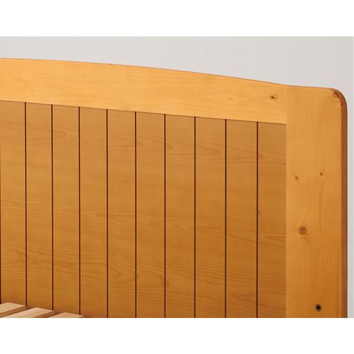 ベッドフレームは天然木パイン材仕上げ。ナチュラルな雰囲気が寝室に映えます。