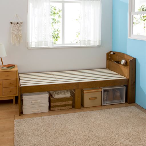 ブラウン(ショートセミシングル)<br>小物が置ける棚付きすのこベッド。限られたスペースにも収まるコンパクトサイズです。<br>※収納用品、小物は商品に含まれません。