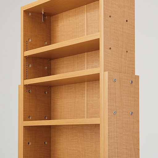 本体の上棚部分がそのまま上下するしくみ。天井いっぱいまで本棚スペースを拡張することができます。
