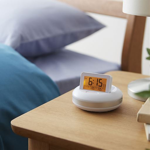 表示部分を起こして、通常の目覚まし時計として使うことも可能。