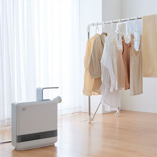 【衣類乾燥モード】洗濯物にホースを向けて温風をあてることで、室内干しの乾燥時間を短縮できます。