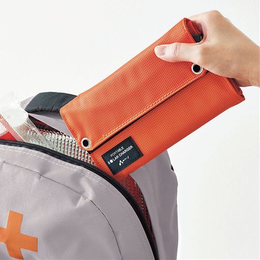 防災バッグに入れやすいコンパクトサイズ。重量も約330gと軽い!