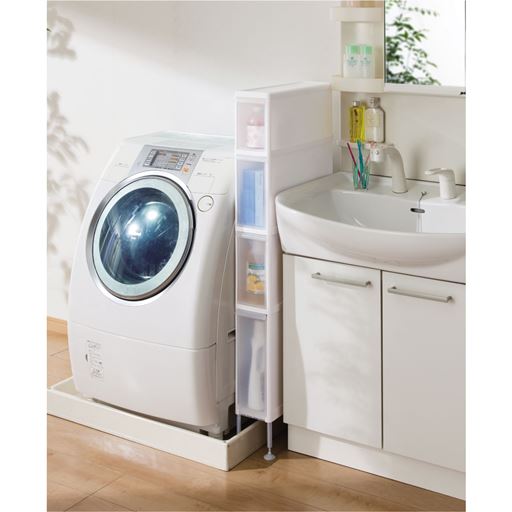 E<br>洗濯機と洗面台の間の隙間を収納スペースに。