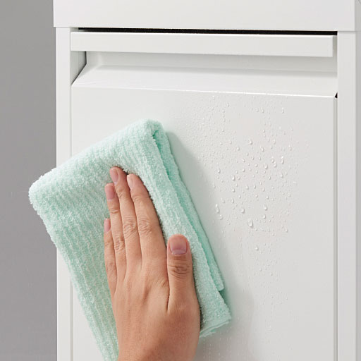 お手入れも簡単。本体が汚れた場合は、柔らかい布に中性洗剤または石鹸水を水につけて拭き取って下さい。