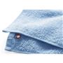 細くて繊維の長い綿糸を使って軽いタオルに織り上げ、やわらかさと乾きやすさも同時に実現。肌心地よく使いやすい1枚です。