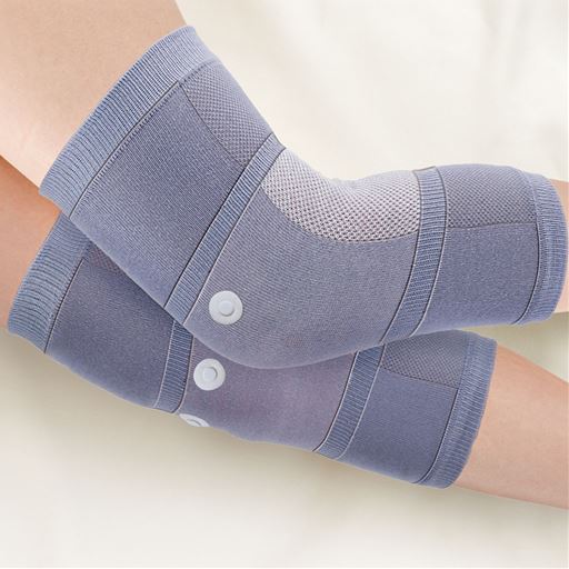 膝を温めながらもムレにくい吸湿発熱繊維「エクス」を使用。膝部分に配置された磁石により、コリや血行の改善を促します。<br>※イメージ<br>商品説明のため、裏返しに着用しています。
