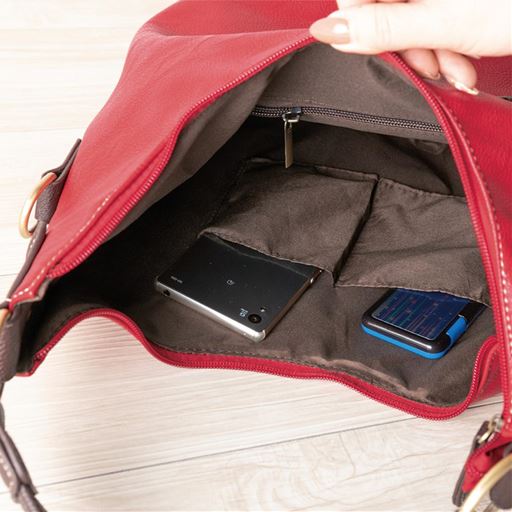 ポケットがあるので荷物をしっかり仕分けできます。<br>(ファスナーポケット×1、オープンポケット×2)
