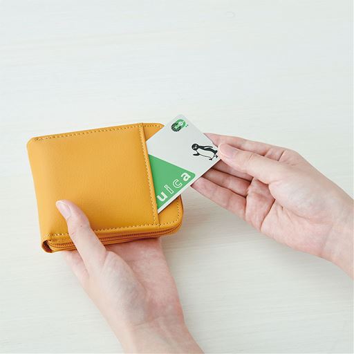 外側オープンポケットには、ICカードなどよく使うカードを入れておくと便利。
