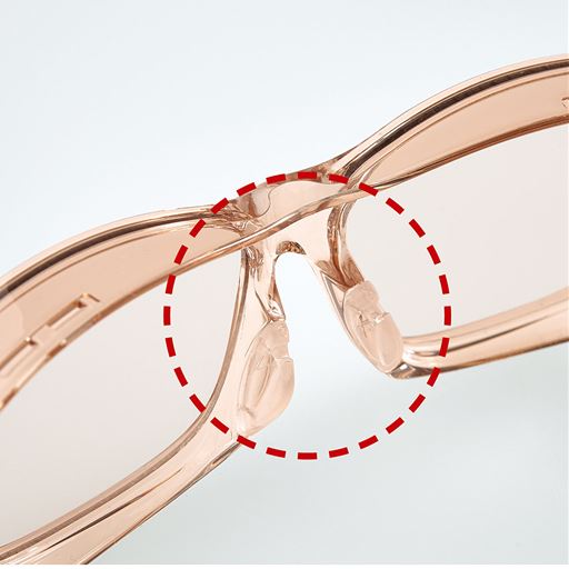 鼻あてのシリコンが滑りを抑え、ソフトなかけ心地