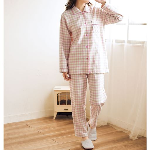 日本の伝統織物・播州織の綿100%中空糸フランネルで作った、ふっくら軽いこだわりパジャマ<br>スィートピンク着用例