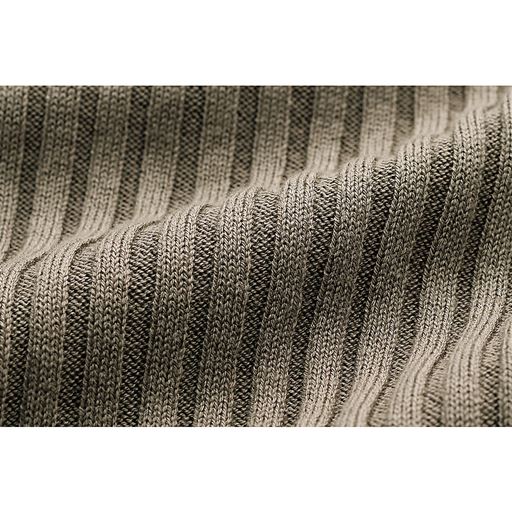 立体感あるワイドリブ編み 凹凸感のある縦の編み地ですっきりと見え、体の線にきれいになじむのが特長。インナーとして着てももたつかず便利です。