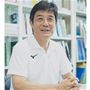 大森豪先生<br>(新潟医療福祉大学教授・医学博士)<br>日本のひざ研究の権威。新潟県で40年にもわたる長期的な調査「松代ひざ健診」を行い、日本人のひざとメカニズムを研究してきた。「YOUDO」をミズノと共同開発。