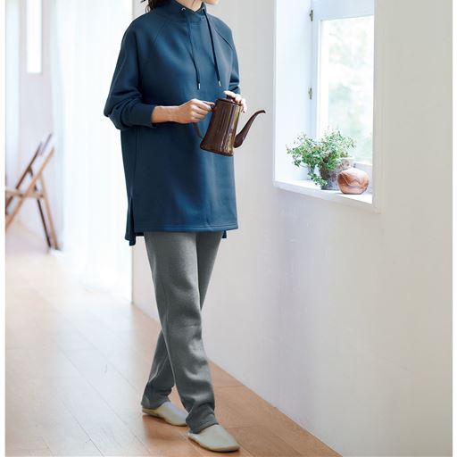 ユーズドブルー(パンツ:チャコールグレー) (1)Point! 長めの袖口リブでたくし上げやすく、家事もしやすい。着用例