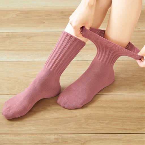 フローリングの底冷え対策に!足底パイルソックス<br>アンティックローズ(同色2足組) 着用例