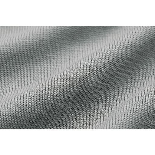 しなやかな天竺編み フラットな編み地でレーヨン混のなめらかな肌当たりが実感できるニット。