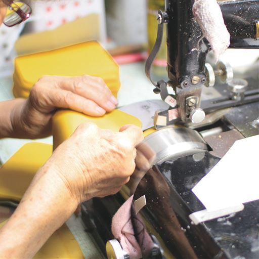 姫路レザー<br>昔から皮革産業が盛んな兵庫県姫路市。その地で生産される革は、伸縮性や柔軟性に優れる、耐久性が高い、経年劣化が少ないなど多くの魅力があり、「姫路レザー」として高く評価されています。