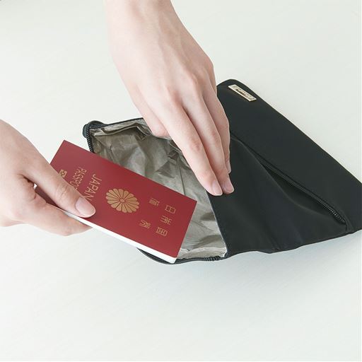 カード情報を抜き取るスキミング被害を防ぐため、旅行の時にも使えます。