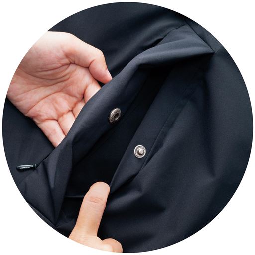 腰ポケットは、ファスナーポケットとスナップボタン付きポケットの二重構造