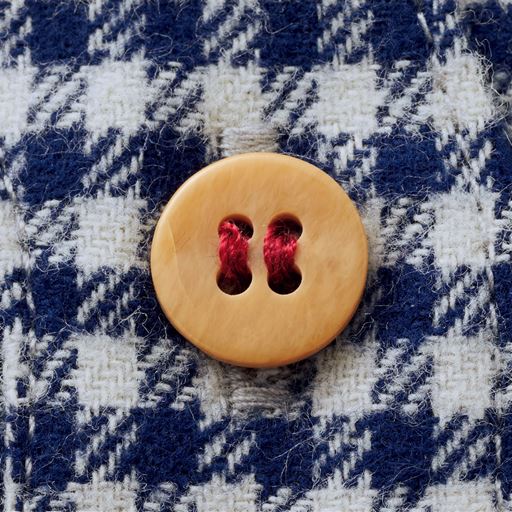ナチュラルな木調ボタンは別色の糸留めでアクセント。