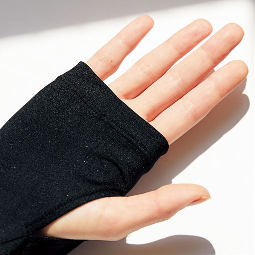 手の甲までしっかりガード袖口は長め、指穴付きです。