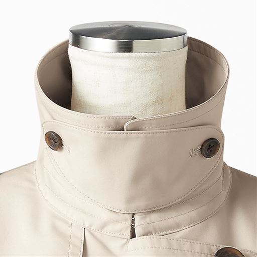 衿裏にスロートタブ付き 衿を立てて止めることができるスロートタブは、防寒対策にもひと役