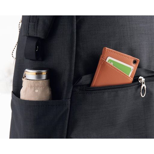 サイドにオープンポケット、背面には隠しポケット付き。