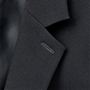 衿部分のフラワーホール<br>ジャケットの衿には徴章やバッジに便利なホール付き。