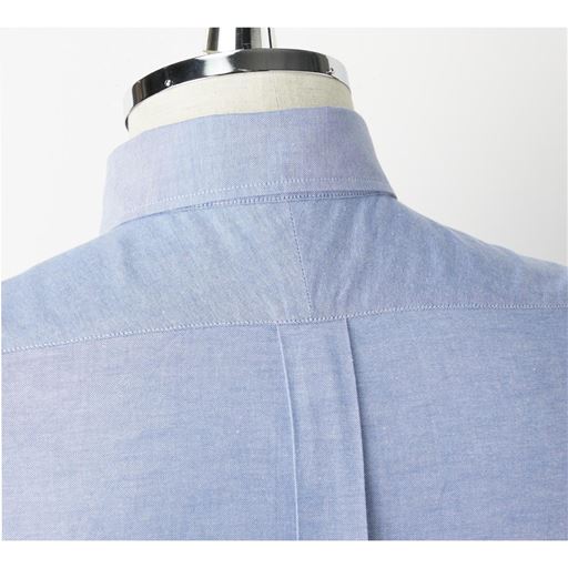 上質仕立てスプリットヨークヨークを中央で分けたスプリットヨークを採用。このデザインを採用することで、1枚仕立てのシャツと比べ肩まわりや腕まわりのフィット感が増します。