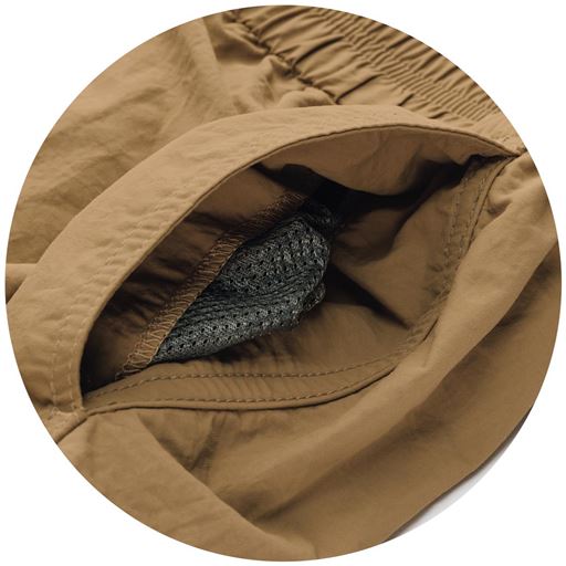 ポケットの中はメッシュ素材