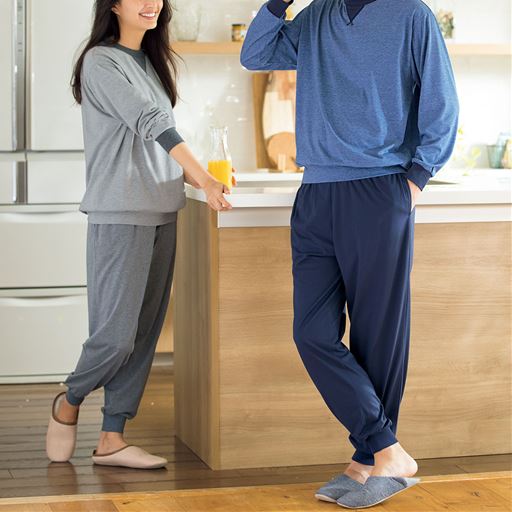 (左から)グレー系、ネイビー系 コーディネート例 ※男女兼用パジャマは、男性サイズの設定となっておりますので、女性の方はワンサイズ下を目安にお選びください。